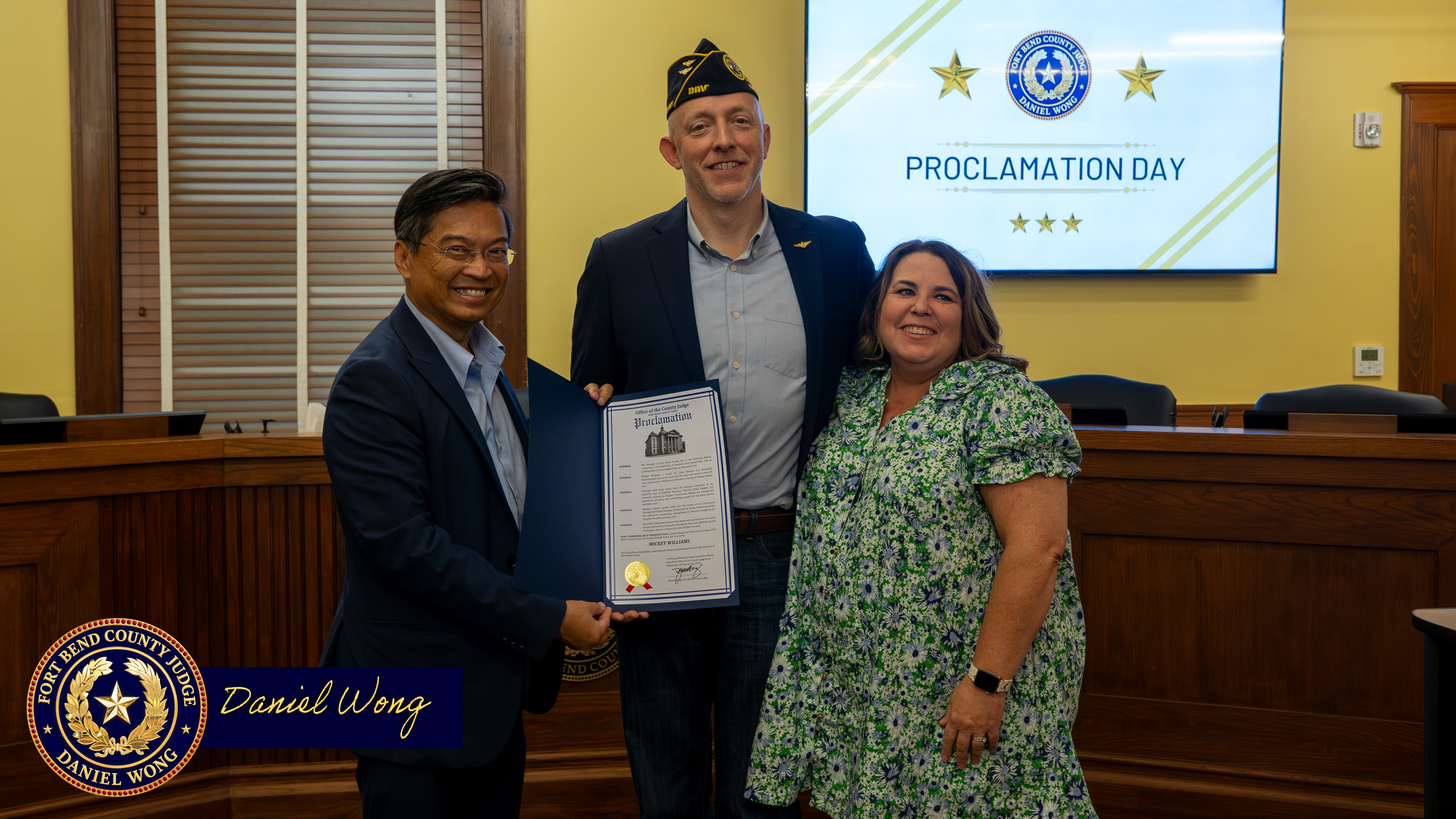 Judge Dainel Wong taking photo with member of American Veterans Chapter 233 and wife