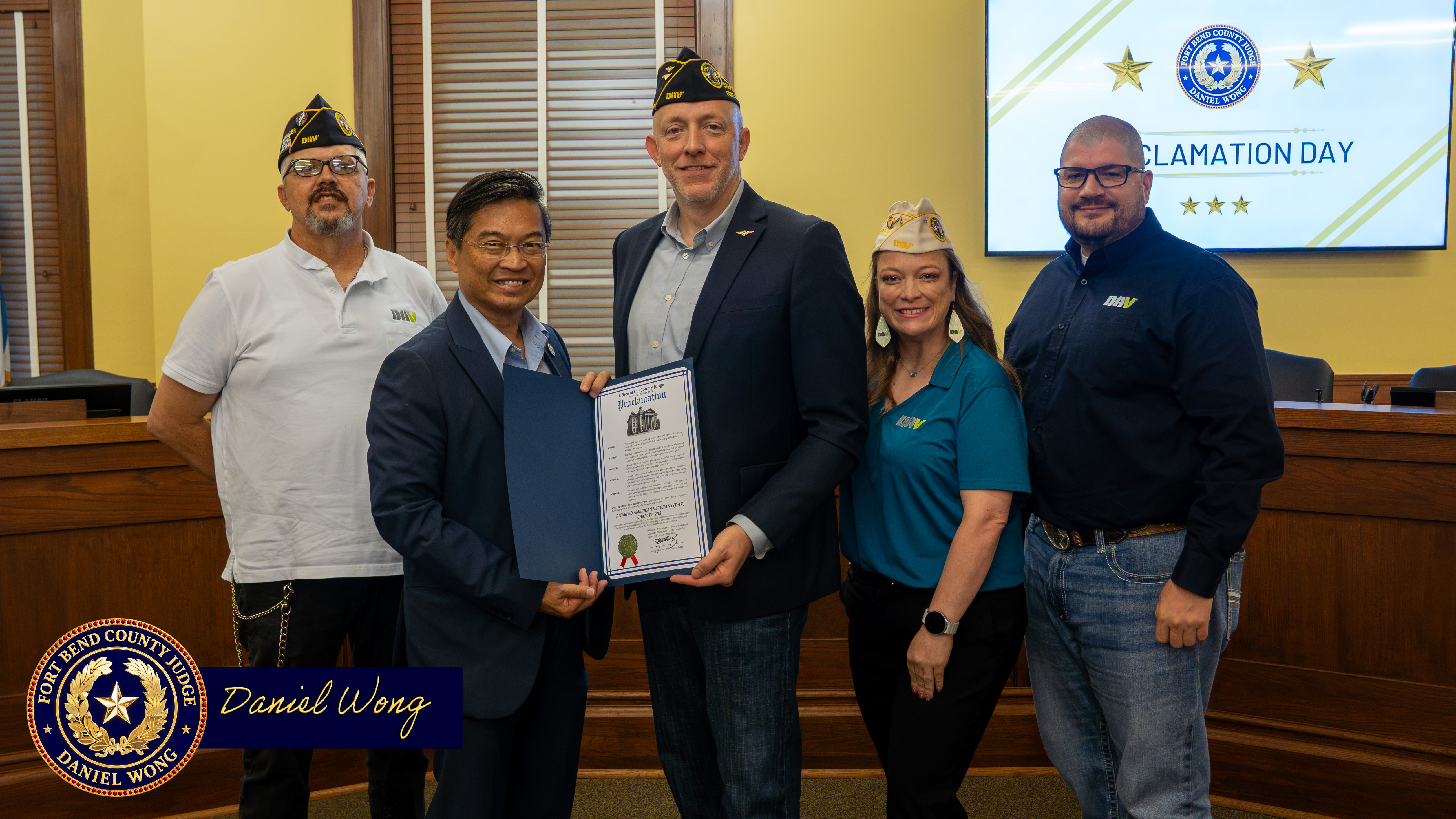 Judge Dainel Wong taking photo with group of members of American Veterans Chapter 233