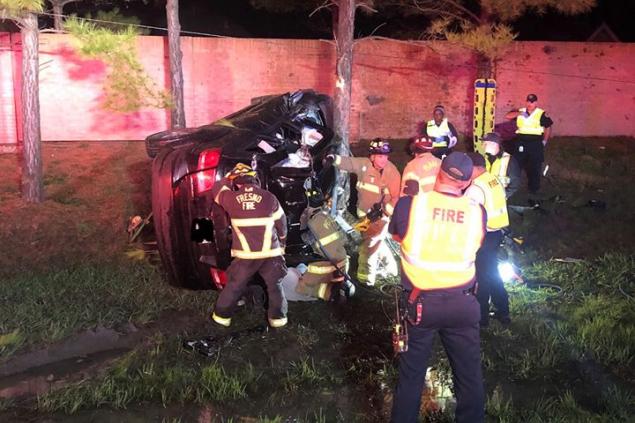 Auto rolls hits tree Auto rolls hits tree